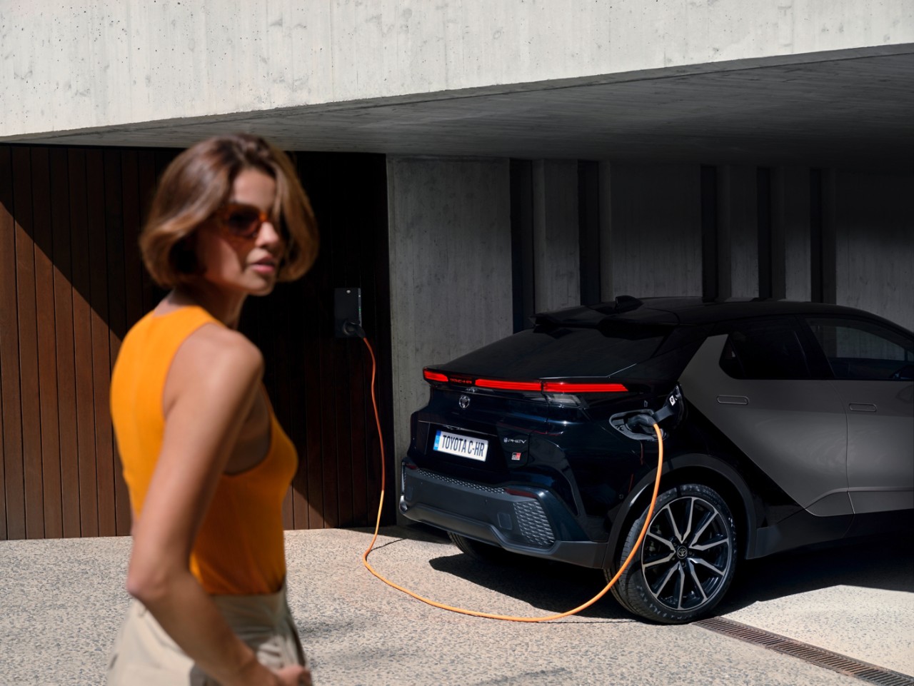 Charging electrified car